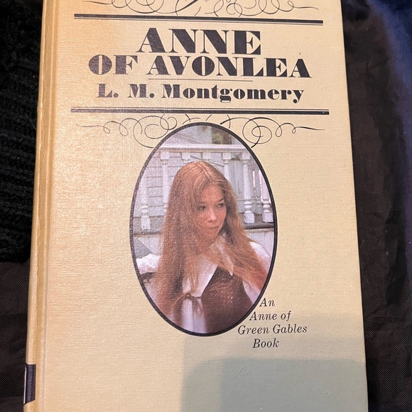 Shelf Display Books - Picture 6 of 16